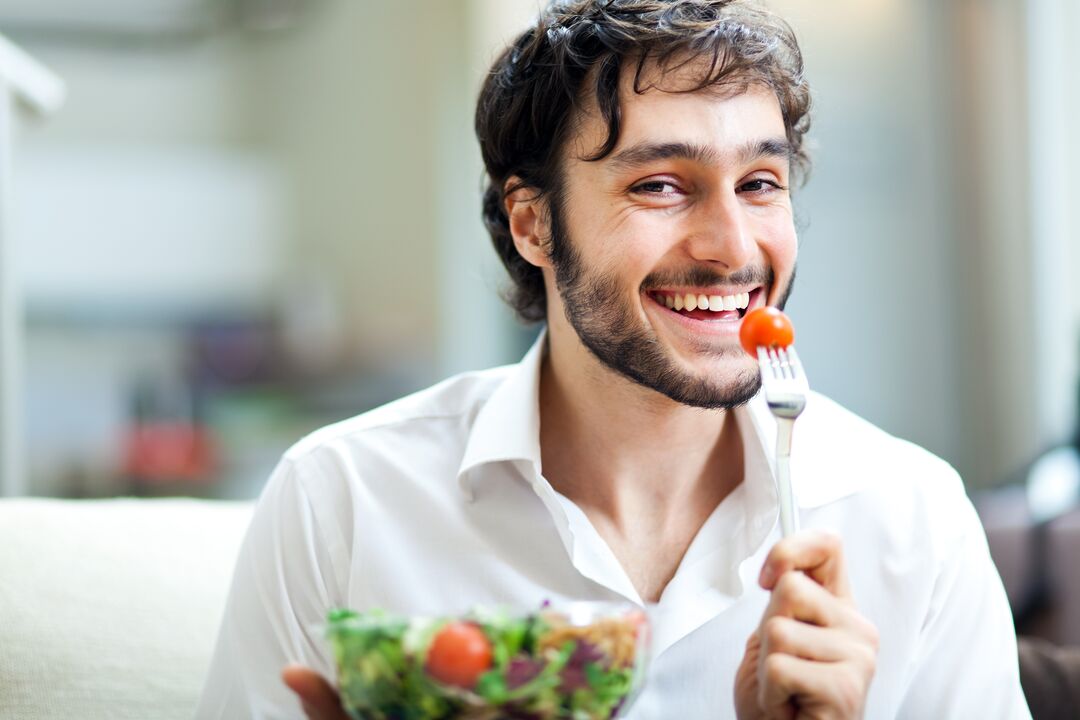 l'homme mange des légumes pour augmenter la puissance