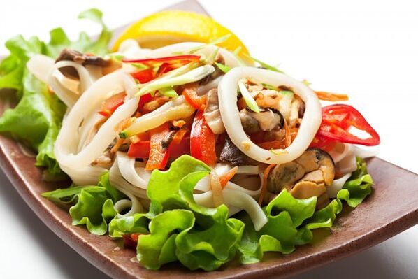 La salade de fruits de mer avec vinaigrette au gingembre est un plat sain qui augmente la puissance