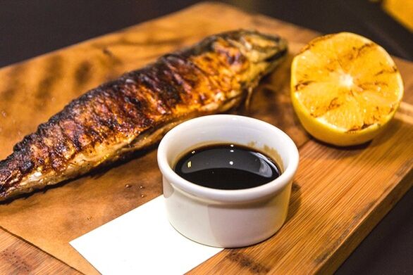 Le poisson cuit au four avec une sauce au gingembre satisfera la faim et augmentera la puissance masculine