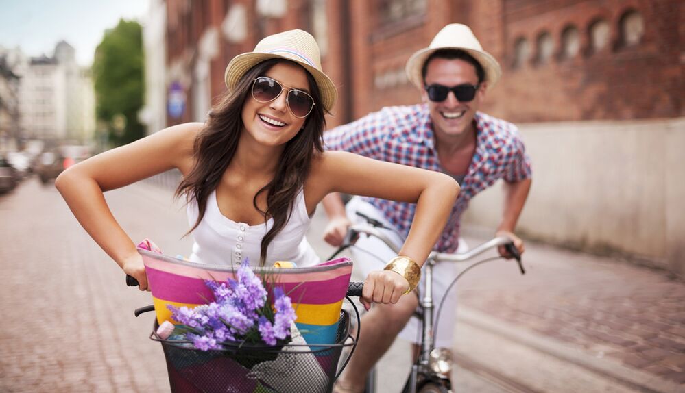 Femme avec un homme à vélo